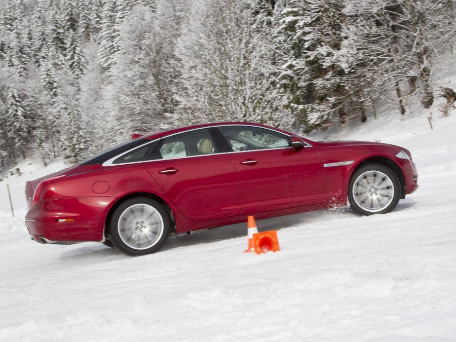  Jaguar XJ AWD 2012 года  (фото 6 из 15)